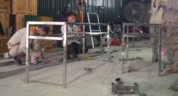 gia-cong-ban-ghe-inox