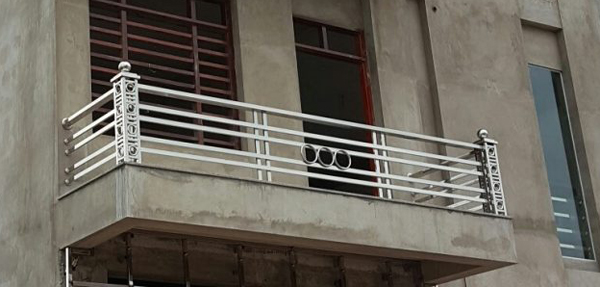 mau-lan-can-ban-cong-inox-dep-don-gian