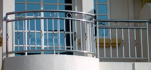 mau-lan-can-ban-cong-inox-dep-don-gian
