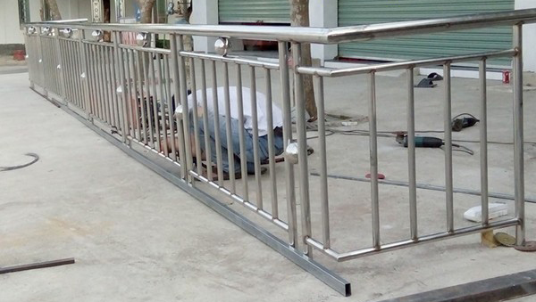 mau-lan-can-ban-cong-inox-dep-don-gian