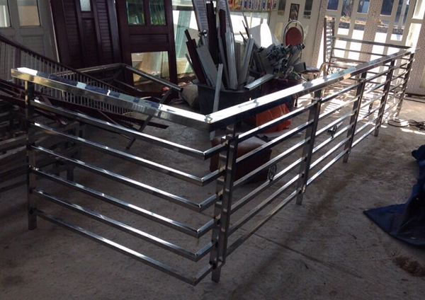 mau-lan-can-ban-cong-inox-dep-don-gian