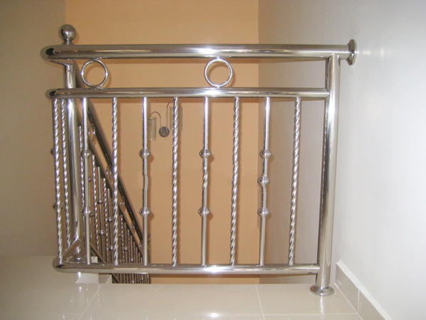 mau-lan-can-cau-thang-inox-dep