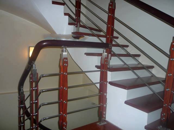 mau-lan-can-cau-thang-inox-dep