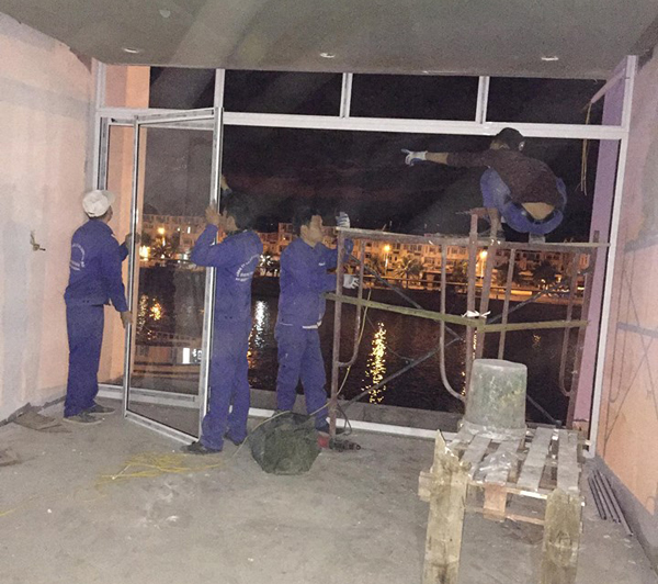 Quy Trình Hướng Dẫn Thi Công Lắp Đặt Sản Phẩm Cửa Nhôm Kính Cao Cấp lam cua nhom viet phap tai ha long 8