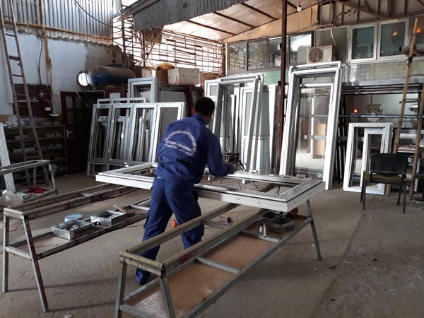 quy trình sản xuất cửa nhựa lõi thép