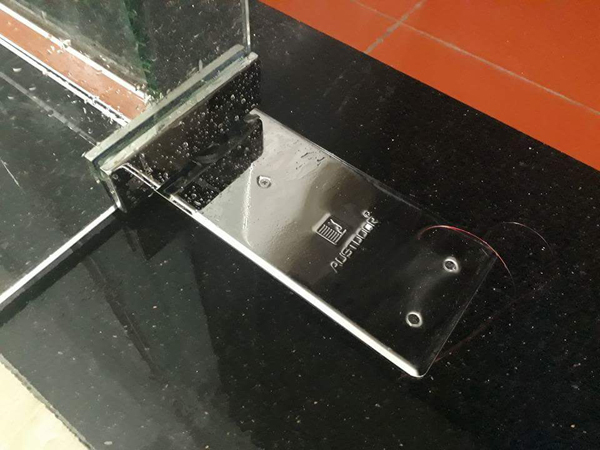 Chọn Bản Lề Sàn Theo Trọng Lượng Hay Kích Thước Cánh Cửa Kính? phu kien cua kinh cuong luc 3