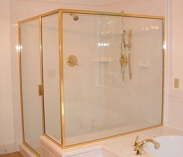 Phòng tắm kính inox mạ vàng: Với phòng tắm kính inox mạ vàng, bạn sẽ tận hưởng không gian tắm tối ưu với không gian mở rộng và không gian tắm điều chỉnh được. Phòng tắm còn trang bị các thiết bị chất lượng và tiện nghi như kệ đựng đồ, vòi sen massage và nhiều hơn nữa. Hãy xem hình ảnh để khám phá cách tạo ra không gian tắm tuyệt vời với kính inox mạ vàng!