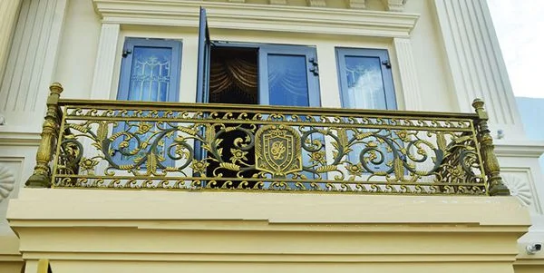 Lan Can Nhôm - Giải Pháp An Toàn và Thẩm Mỹ Cho Nhà Bạn 10 Lan can ban công nhôm đúc