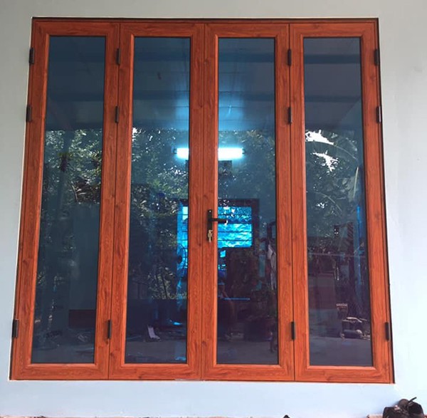 Cửa nhôm kính vân gỗ Xingfa - Với chất liệu nhôm kính đẳng cấp, cùng vân gỗ bề thế, cửa nhôm kính vân gỗ Xingfa là sự lựa chọn hàng đầu cho ngôi nhà của bạn!