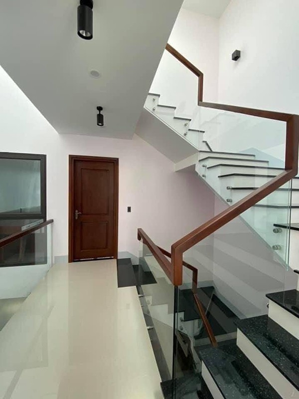 Thiết kế cầu thang kính đẹp là tâm điểm của ngôi nhà của bạn. Với sự kết hợp giữa kính và kim loại, cầu thang sẽ mang lại một vẻ đẹp hiện đại và tinh tế. Để tăng cường tính thẩm mỹ cho ngôi nhà, mẫu cầu thang kính đẹp sẽ là lựa chọn hoàn hảo.