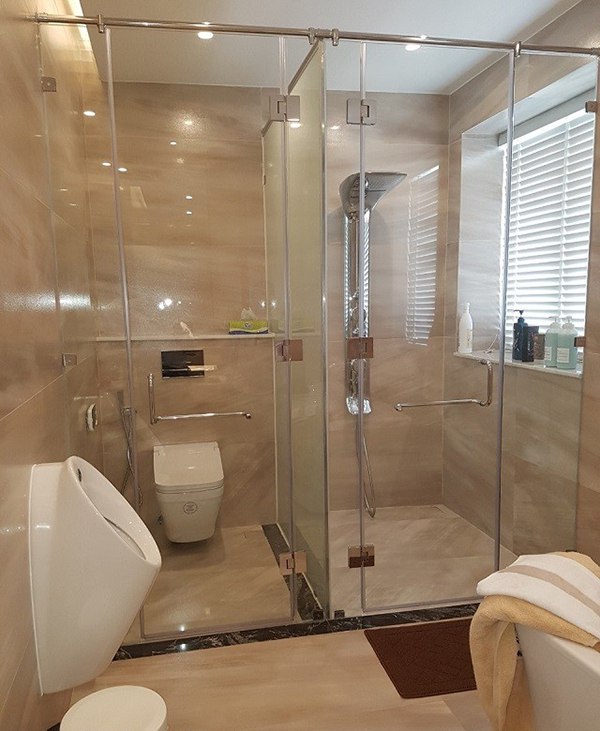 Phòng tắm đứng kính cường lực có thể đem đến sự hiện đại và sang trọng cho không gian phòng tắm của bạn. Với công nghệ mới nhất, kính cường lực được sản xuất để chịu được áp lực và va đập, đảm bảo an toàn khi sử dụng. Hãy trang bị cho gia đình mình một phòng tắm đẳng cấp với vật liệu này.
