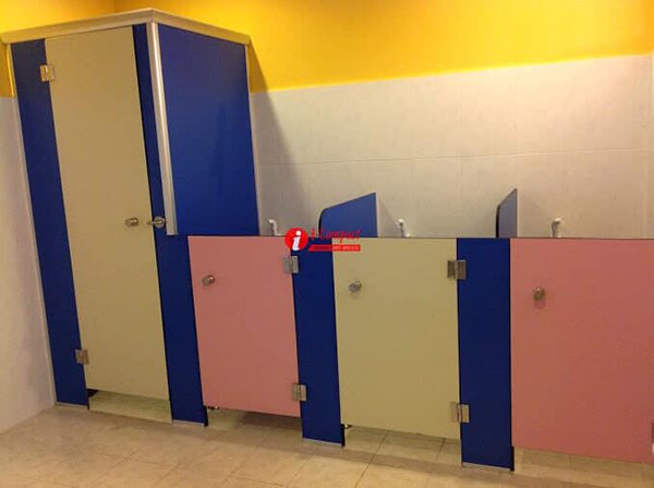 trang trí cửa nhà vệ sinh mầm non