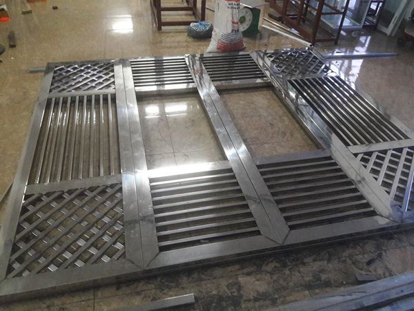 gia cong la p dat cua cong inox 4