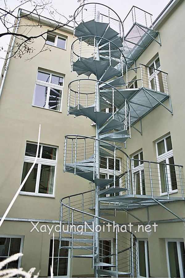 cau thang sat thoat hiem 1