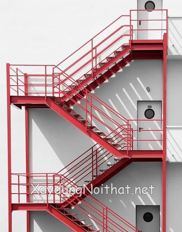 cau thang sat thoat hiem 2