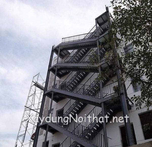 cau thang sat thoat hiem 4