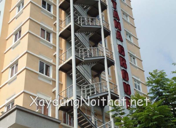 cau thang sat thoat hiem 6