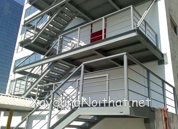 cau thang sat thoat hiem 8